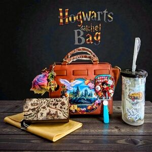 NWT Bioworld Harry Potter Hogwarts Wreath Handbag, Wallet, Mirror & Charm